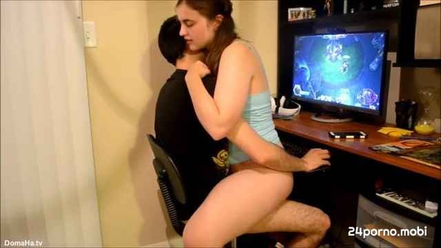 Играющий парень и сексуальная девушка