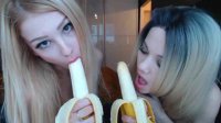 Лесбийский фетиш: две красотки сосут бананы