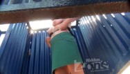 Зрелая женщина раздевается на пляже